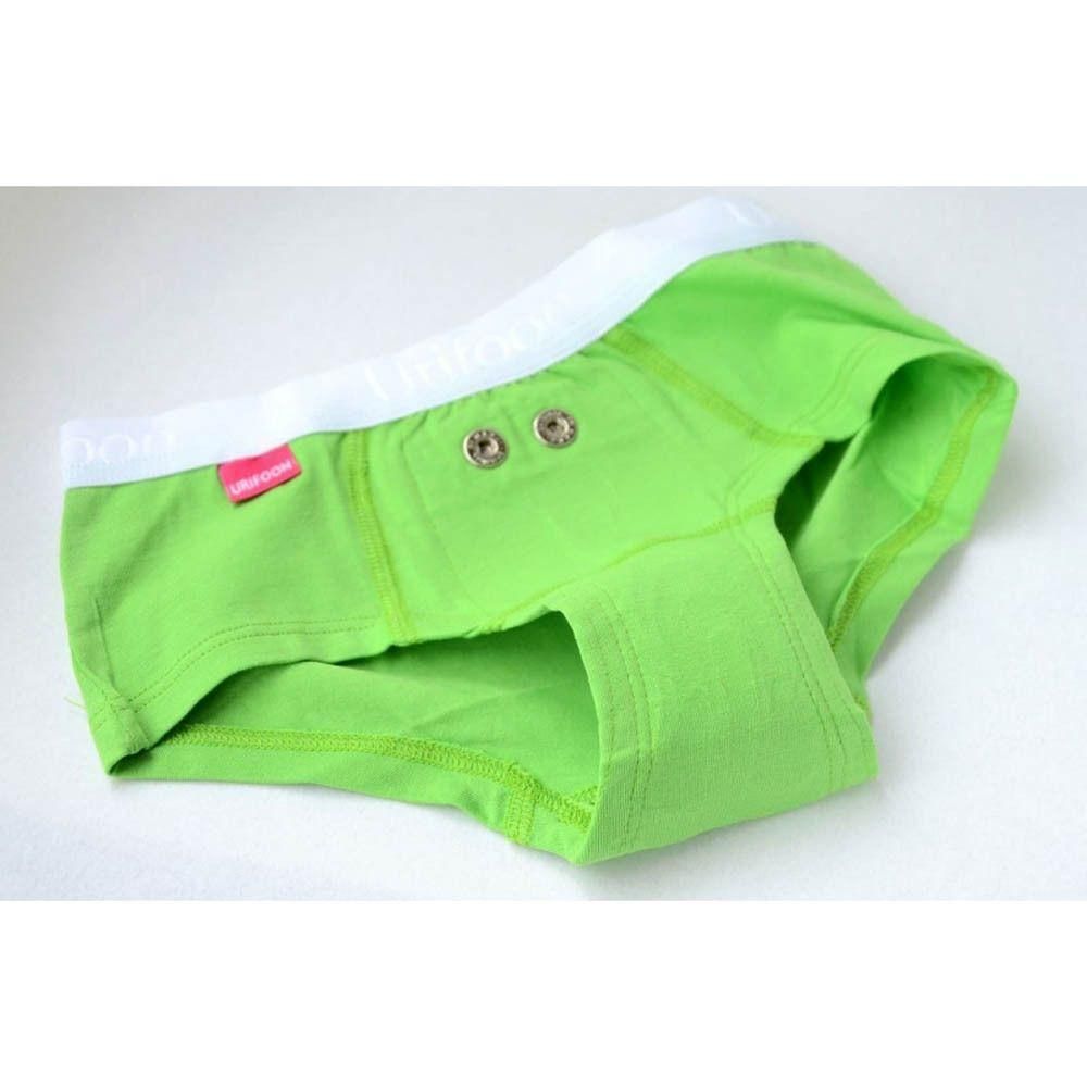 Culotte verte avec ceinture blanche et deux boutons-pression à l'avant.