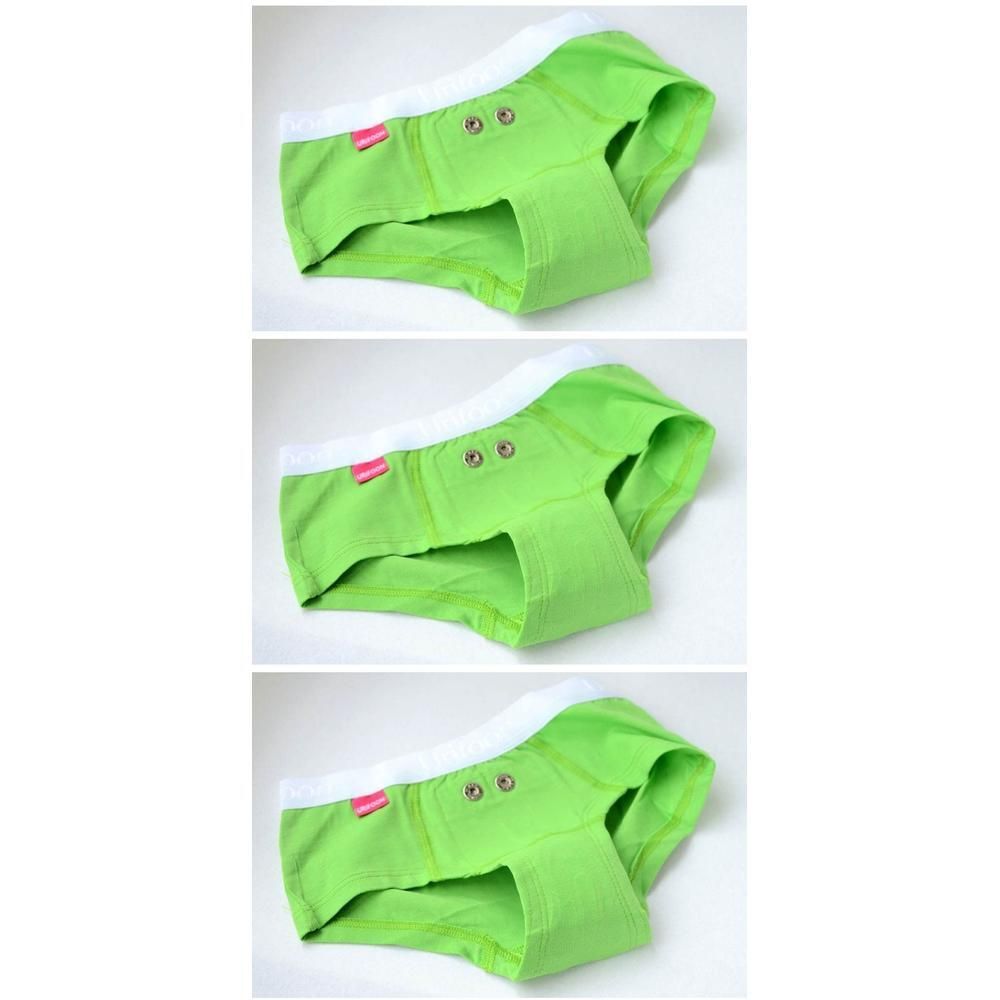 Groene onderbroek met witte boord en drukknoopjes.