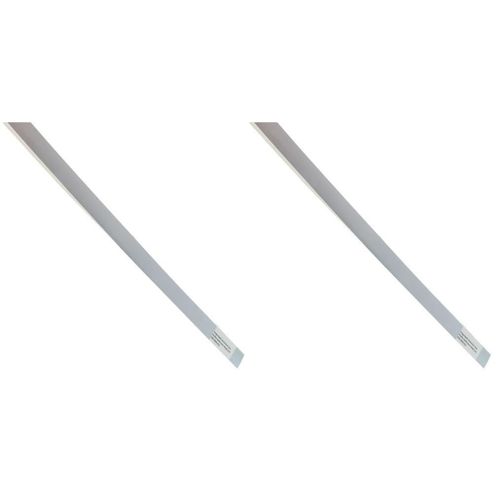 Deux attelles de doigt en aluminium, blanches, avec inscription.