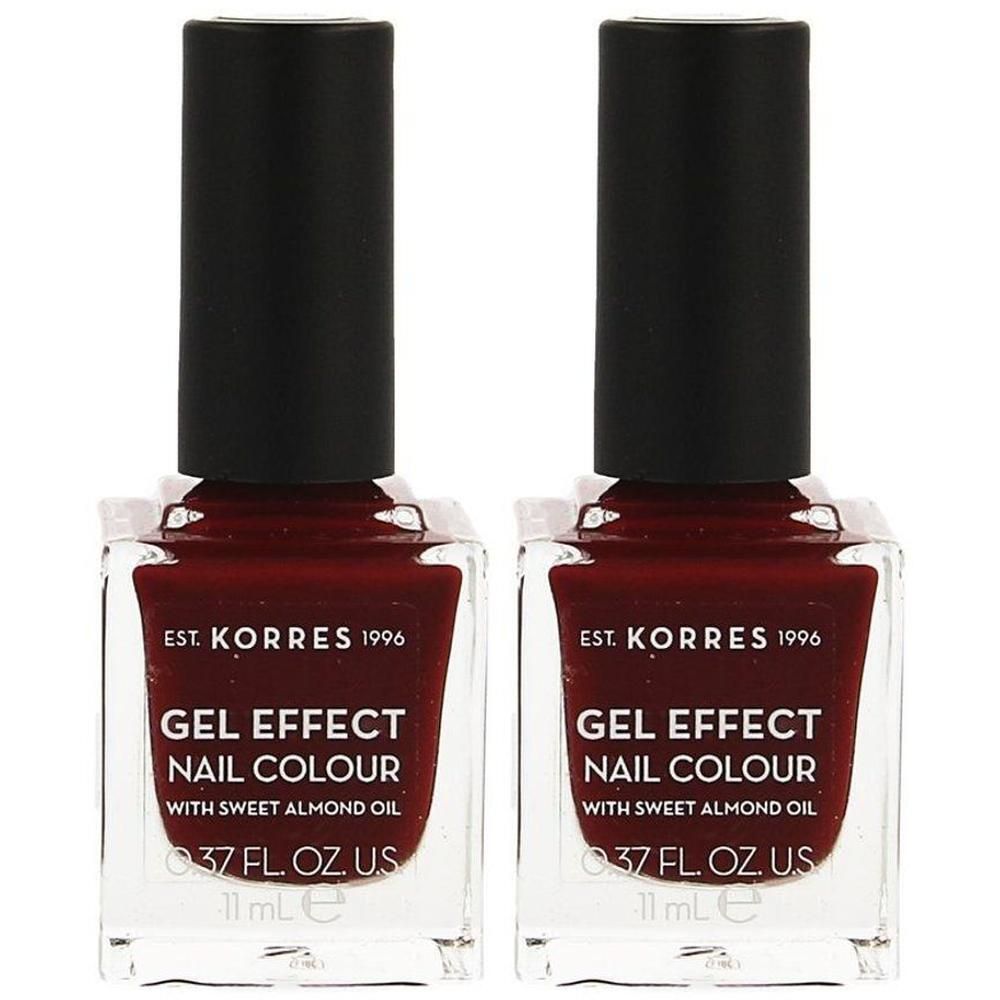 Twee flessen Korres Gel Effect nagellak in wijnrood met zwarte dop.