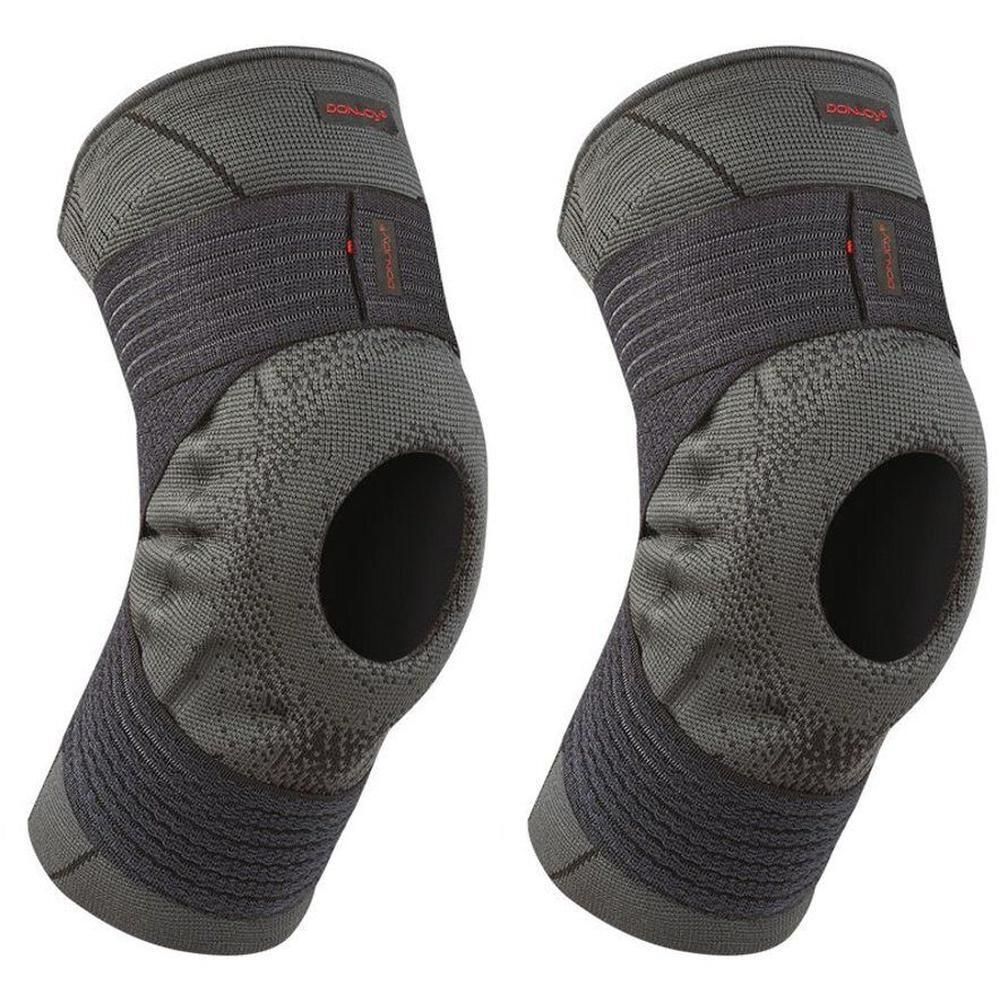 Twee grijze kniebandages met patella-uitsparing en rode markeringen.