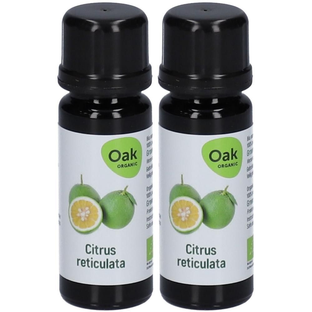 Twee flessen Oak Organic Citrus reticulata etherische olie. Groene vruchten en een doorgesneden vrucht worden afgebeeld.