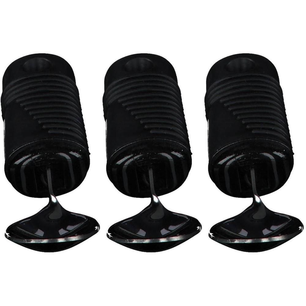Trois cuillères noires avec des manches épais et nervurés et des têtes de cuillère larges et plates.