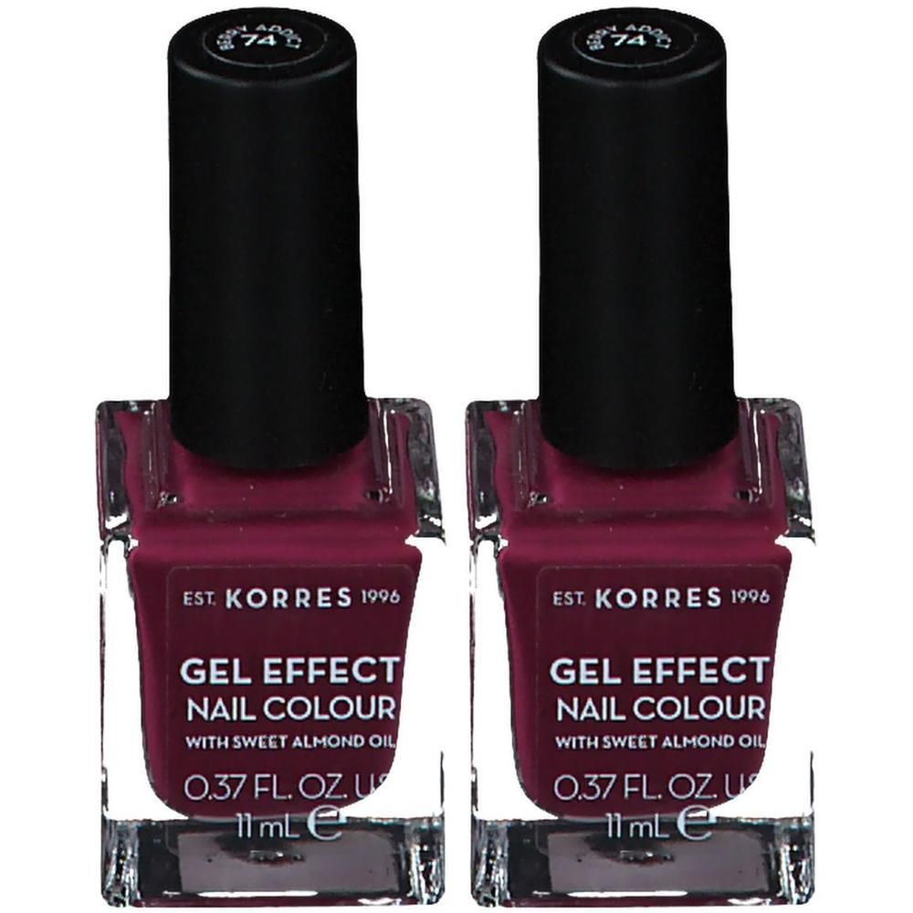 Deux flacons de vernis à ongles Korres Gel Effect teinte 74 Berry Addict. Flacons en verre transparent avec bouchons noirs.