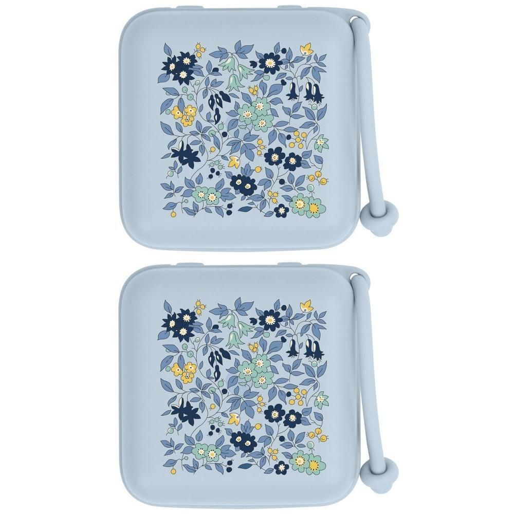 Twee lichtblauwe fopspeendoosjes met een blauw en geel bloemenpatroon.