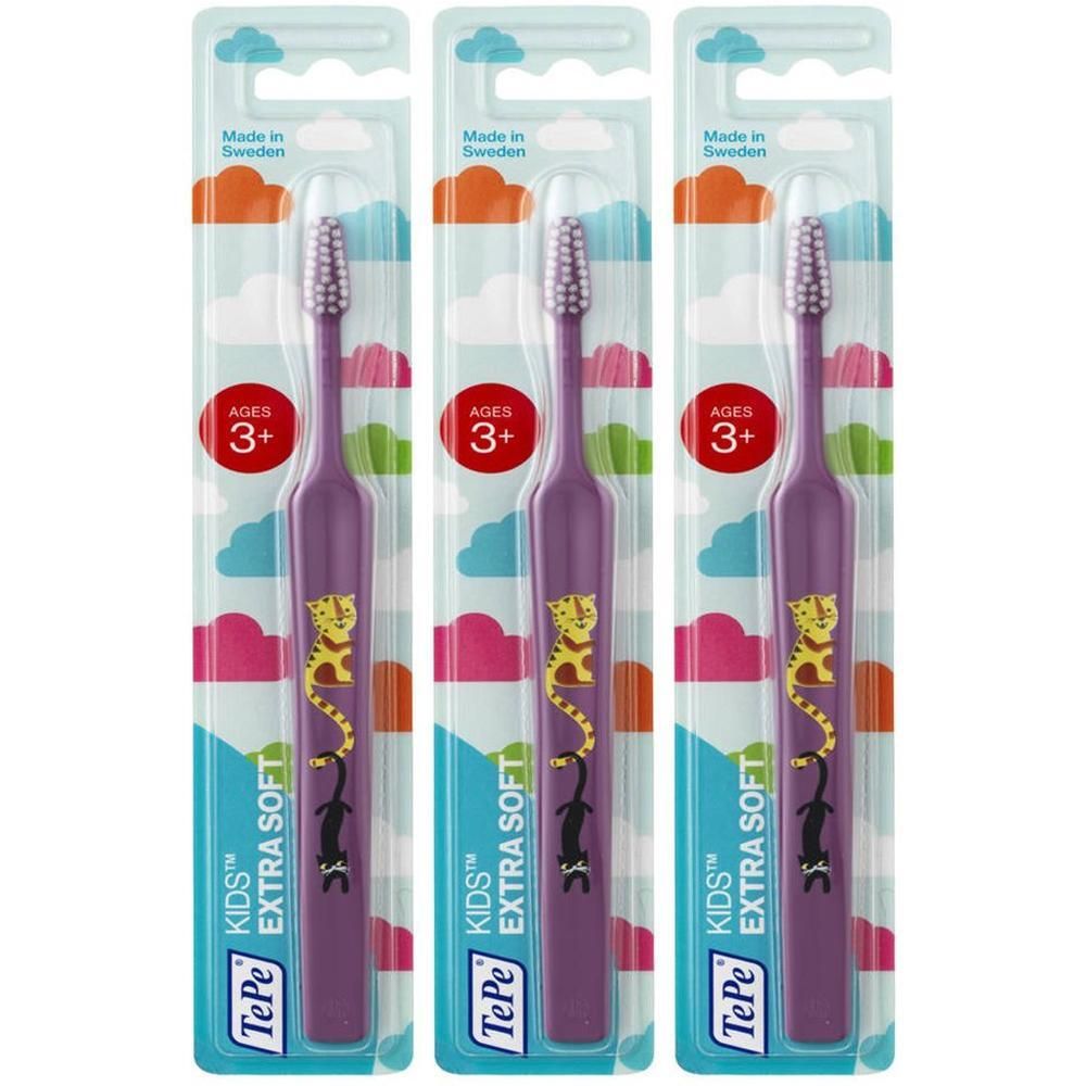 Trois brosses à dents TePe Kids Extra Soft violettes avec motif animal, pour enfants dès 3 ans.