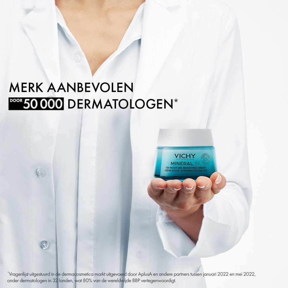 Persoon in doktersjas houdt Vichy Minéral 89 hydraterende crème vast. "Merk aanbevolen door 50.000 dermatologen".