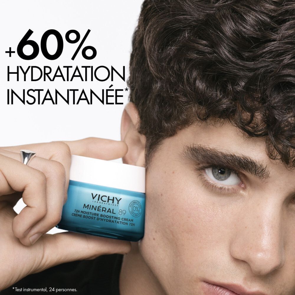 Homme tenant la crème hydratante Vichy Minéral 89. Texte : "+60% d'hydratation instantanée".