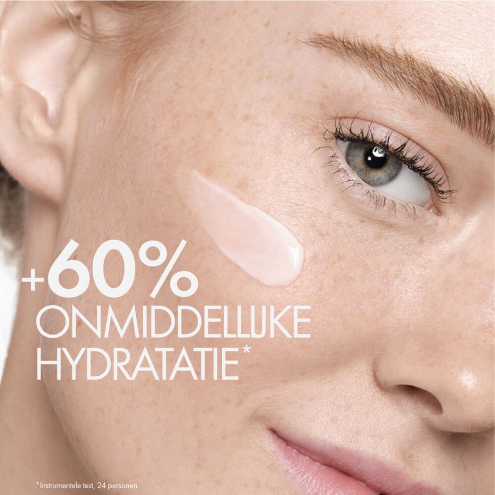 Close-up van een vrouw met een beetje Vichy Minéral 89 hydraterende crème op haar wang. Tekst: "+60% onmiddellijke hydratatie".