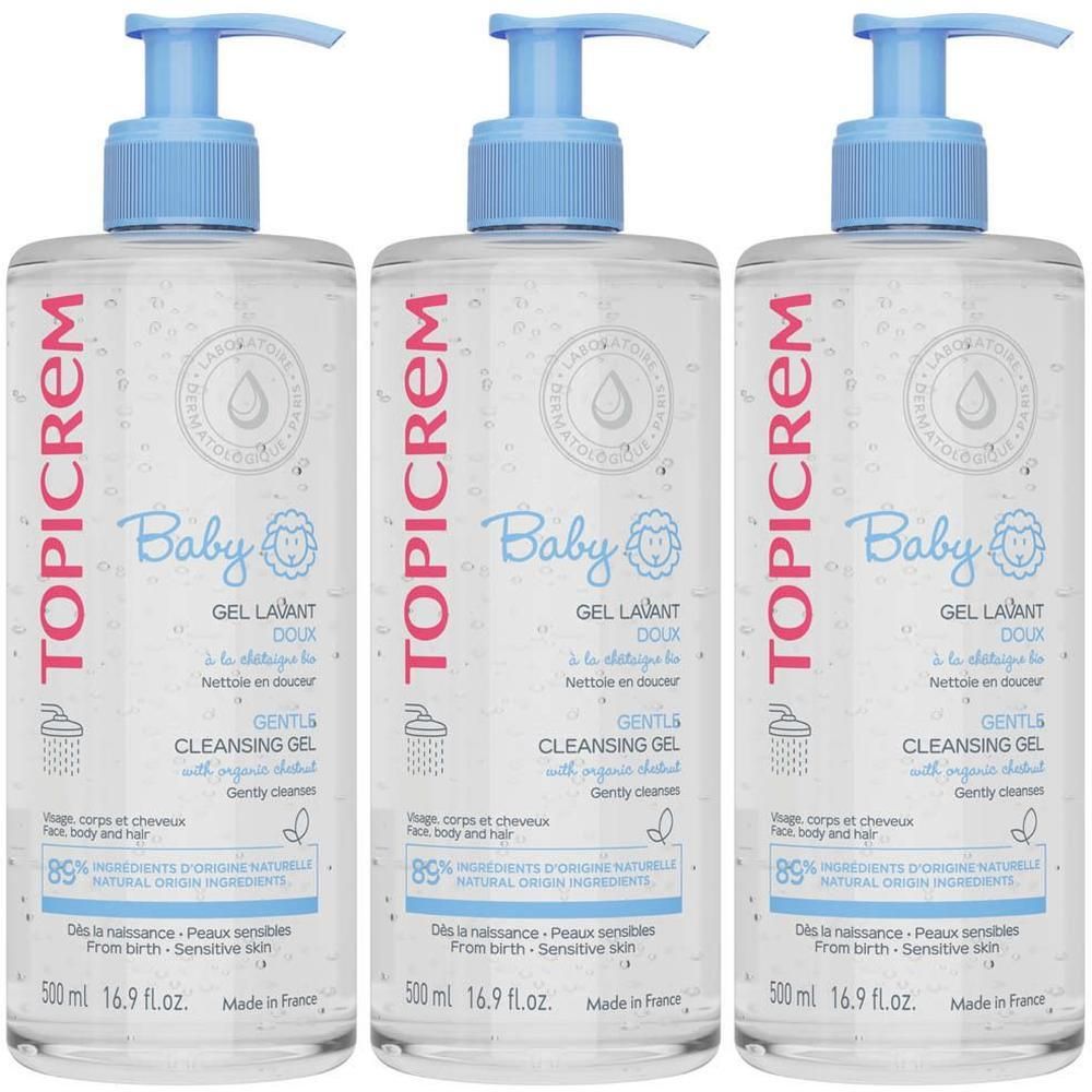 Trois flacons de Topicrem Baby Gel Lavant Doux avec pompes. Texture gel clair, étiquetage bleu et rose.