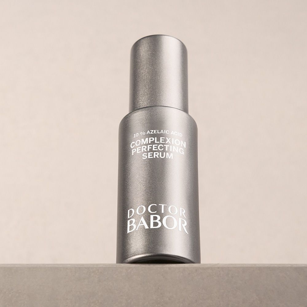 Un flacon argenté Doctor Babor Sérum Perfecteur de Teint sur une étagère.