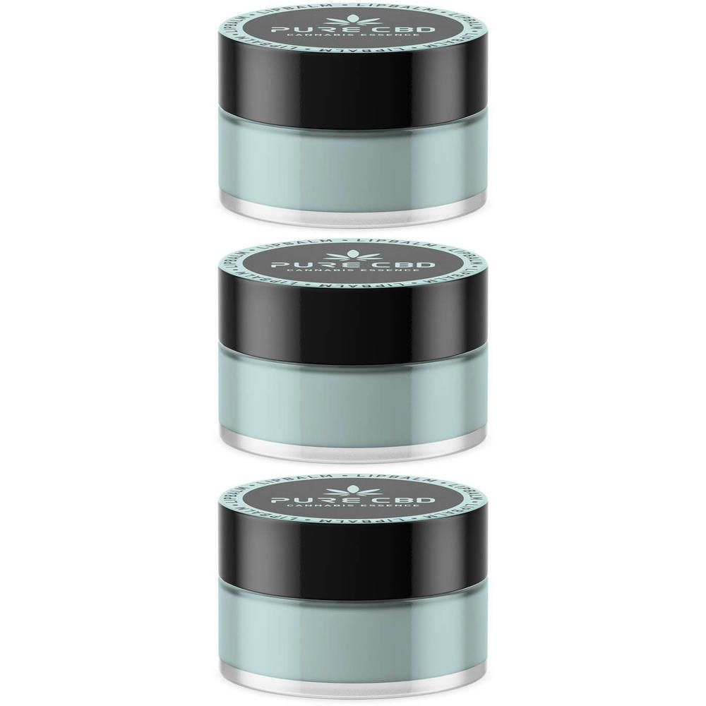 Trois petits pots de baume à lèvres vert pâle avec couvercle noir.