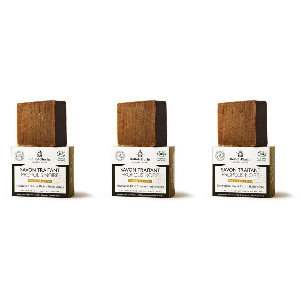 Drie bruine zeepblokken op verpakkingen met de tekst 'Savon Traitant à la Propolis noire'.