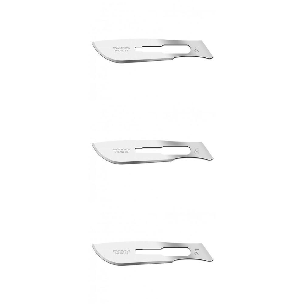 Drie steriele metalen scalpelmessen, maat 21, met een lange gebogen snede en een sleuf.