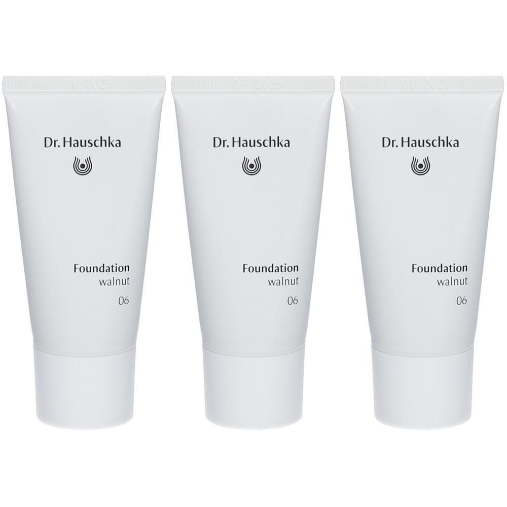 Drie tubes Dr. Hauschka Foundation, kleur 06 Walnut.