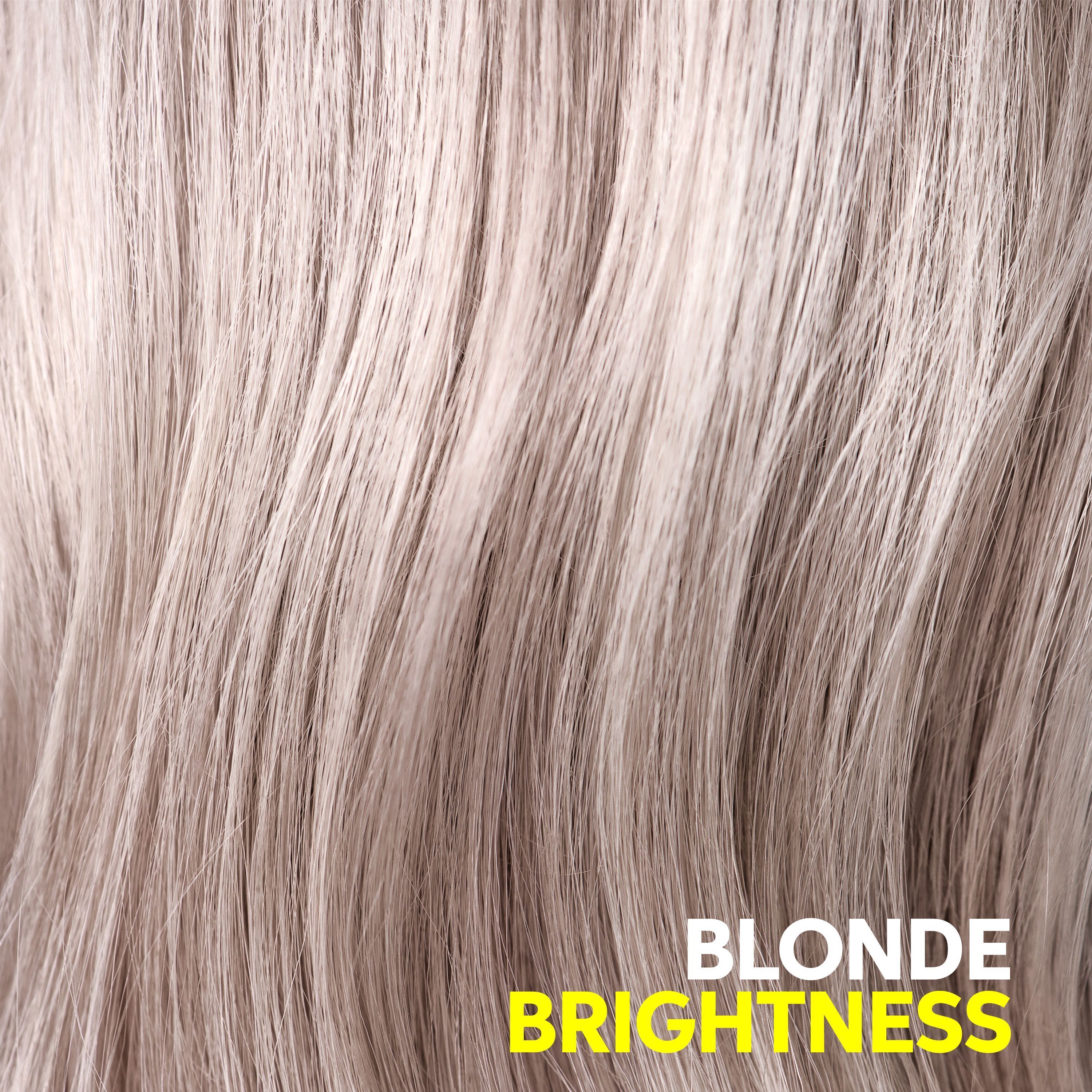Gros plan de cheveux blonds avec le texte "BLONDE BRIGHTNESS".