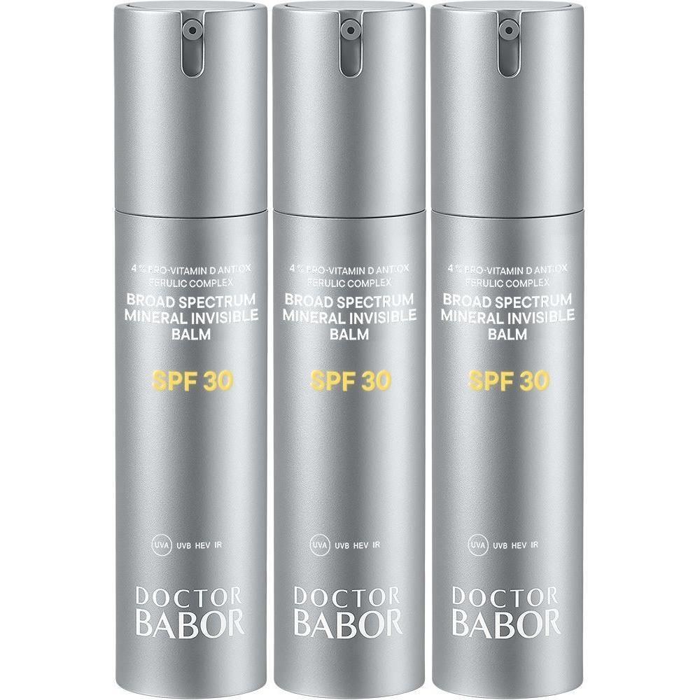 Drie zilverkleurige dispensers met zonnebrandcrème SPF 30.