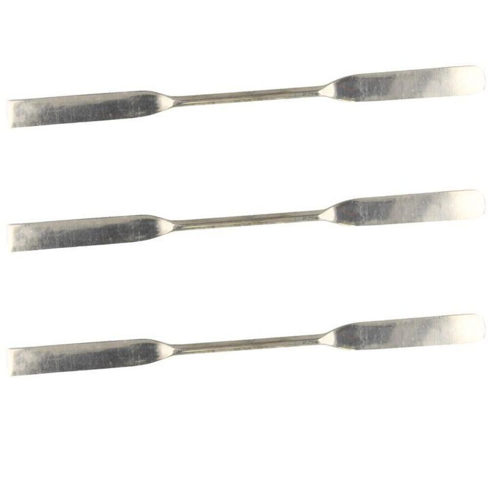 Trois spatules en acier inoxydable avec extrémités plates et rectangulaires et longs manches.