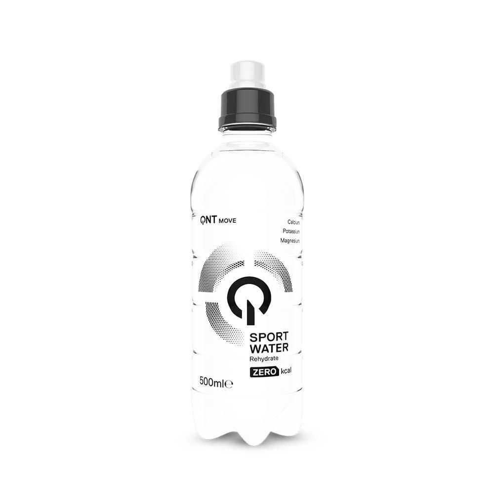 Een fles QNT Sport Water van 500ml. Het etiket toont het logo en de tekst "Sport Water".