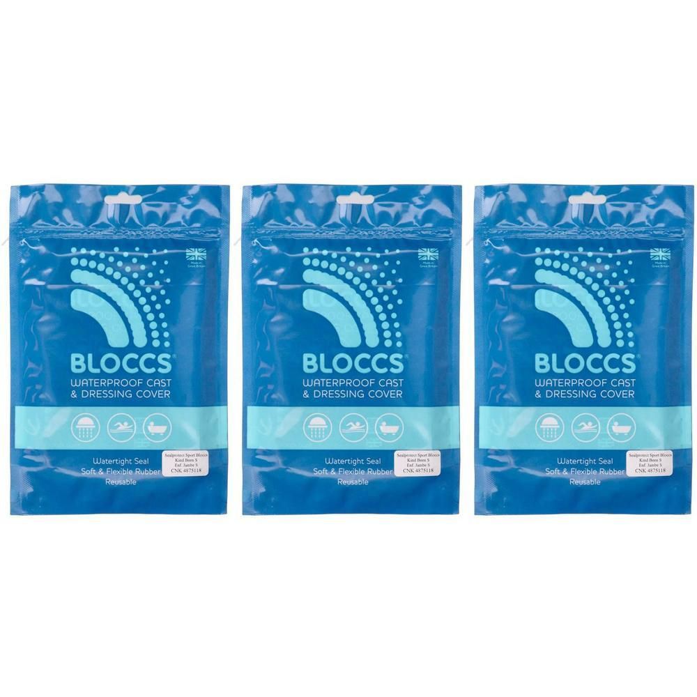 Trois housses imperméables Bloccs pour plâtre et pansement, dans des pochettes bleues.