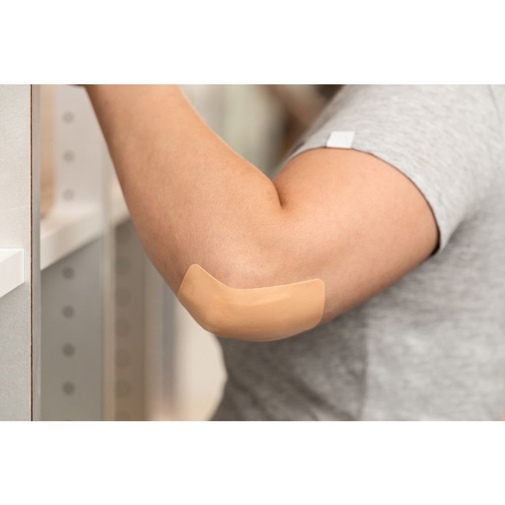 Nexcare Flexible Foam Maxi pleister op een elleboog.