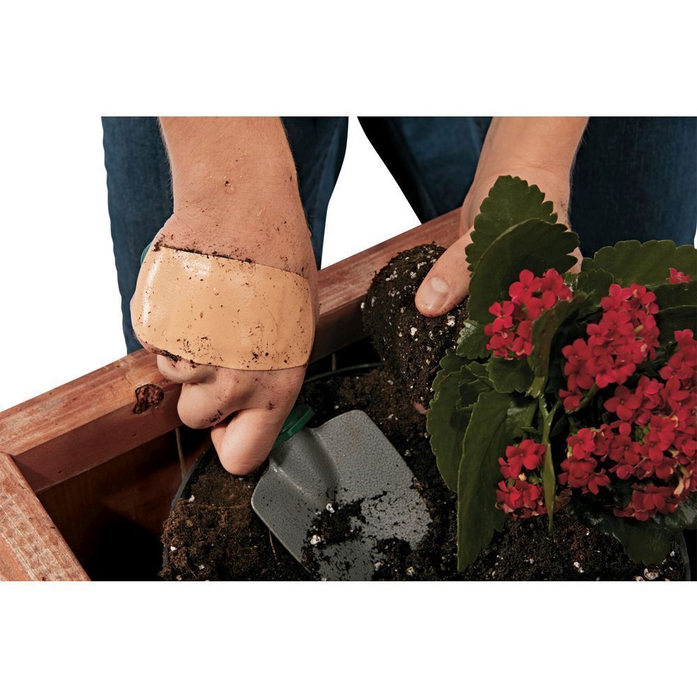 Pansement Nexcare Flexible Foam Maxi sur une main en jardinant.