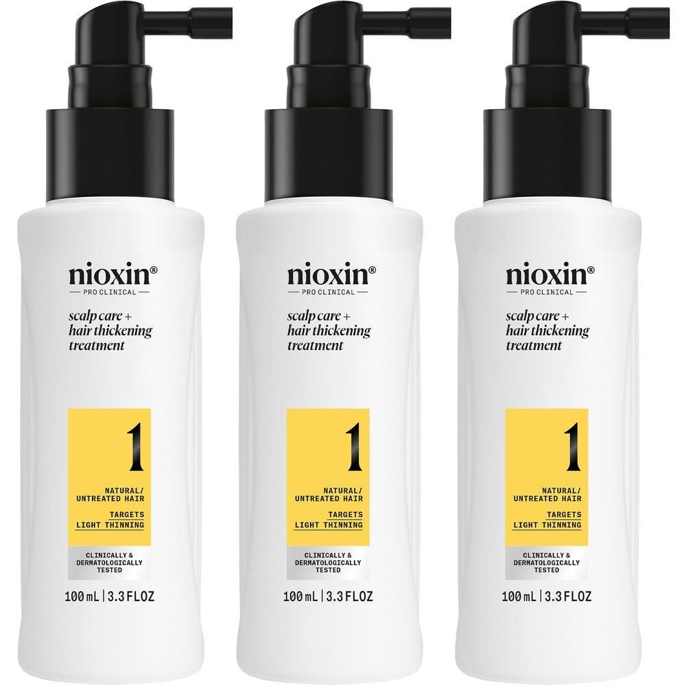Drie witte flessen met spraypompapplicator, Nioxin Scalp Care + Hair Thickening Treatment.