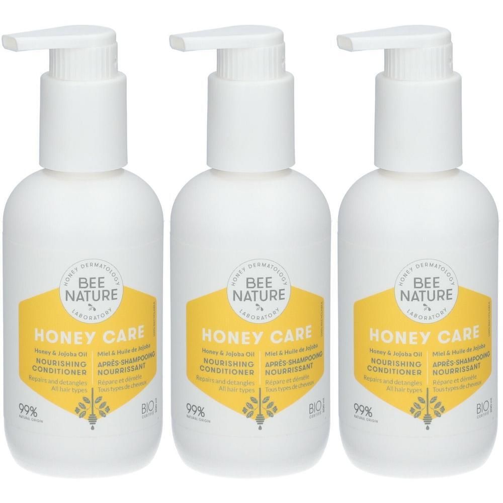 Drie witte pompflesjes met geel etiket. "Honey Care Nourishing Conditioner" staat op het etiket.