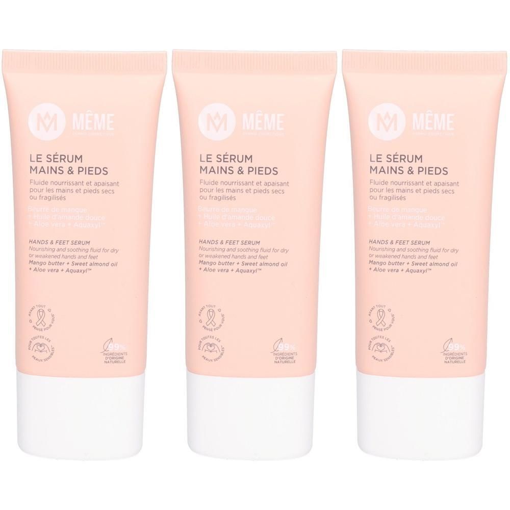 Trois tubes de sérum mains et pieds avec logo MÊME. Les tubes sont rose pâle avec un bouchon blanc.