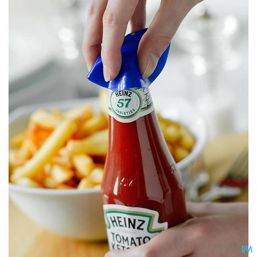 Aide-ouvre-bouteille bleu sur une bouteille de ketchup Heinz, avec un bol de frites à côté.