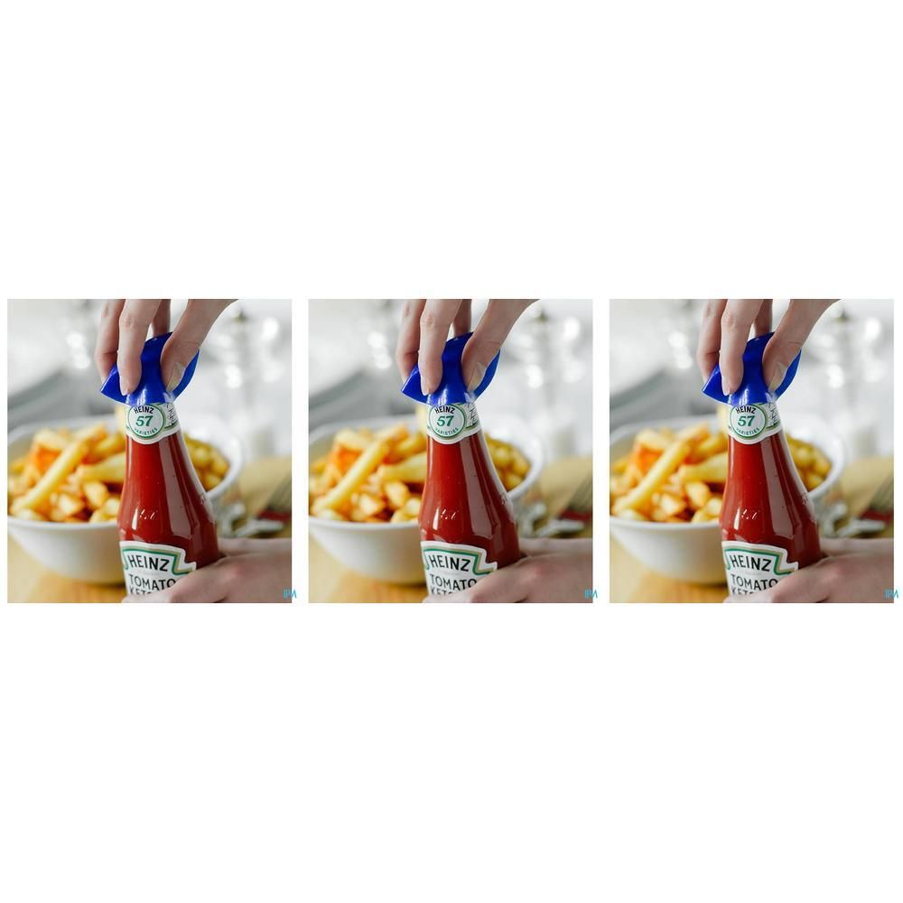 Een hand opent een Heinz ketchupfles met een blauwe flesopener. Frietjes op de achtergrond.
