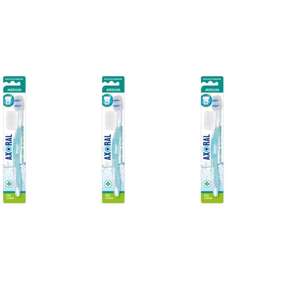 Trois brosses à dents Axoral Pro Clean, Medium, bleues, avec capuchon protecteur.