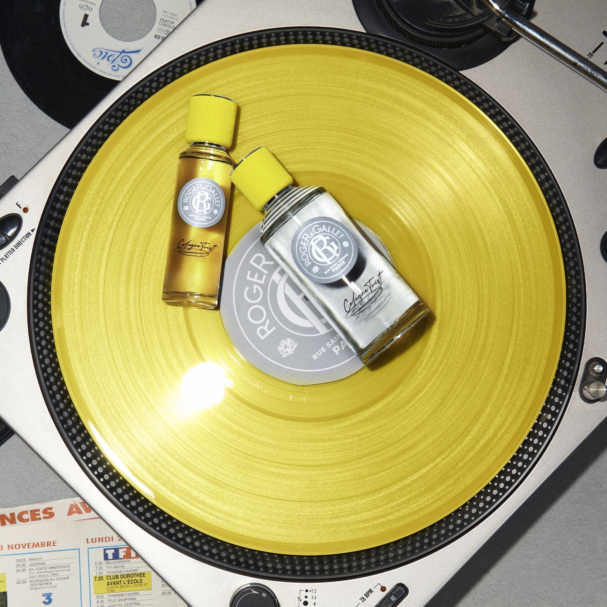 Deux flacons Roger&Gallet Cologne Twist sur un disque vinyle jaune posé sur une platine.