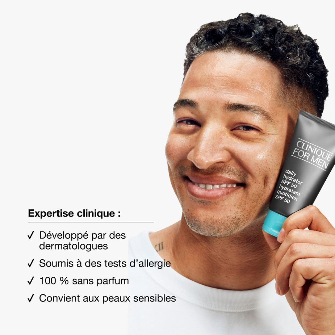 Un homme tenant la crème hydratante Clinique For Men SPF 50; expertise clinique listée.