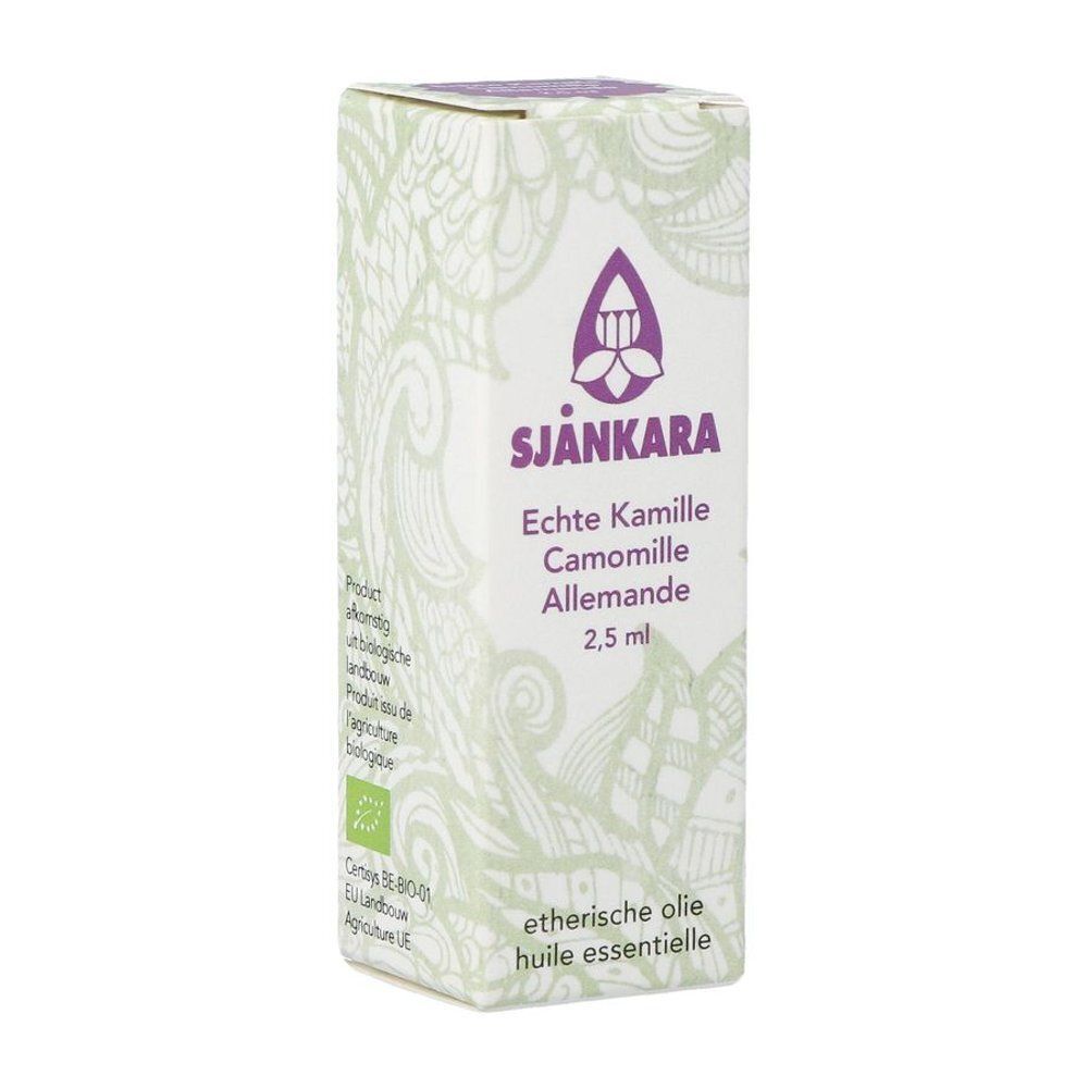 Een flesje etherische kamilleolie, 2,5 ml, biologisch.