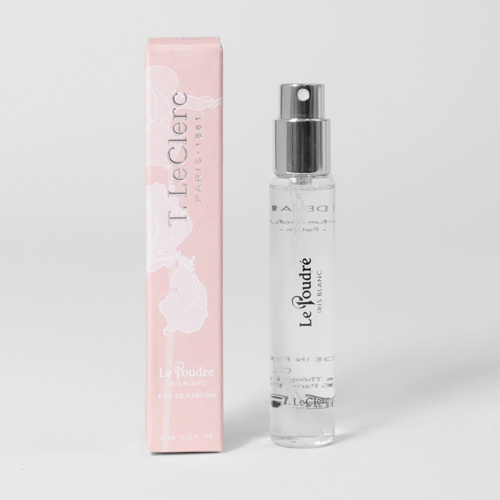 Un flacon T. LeClerc Parfum Le Poudré Iris Blanc à côté de son emballage rose.