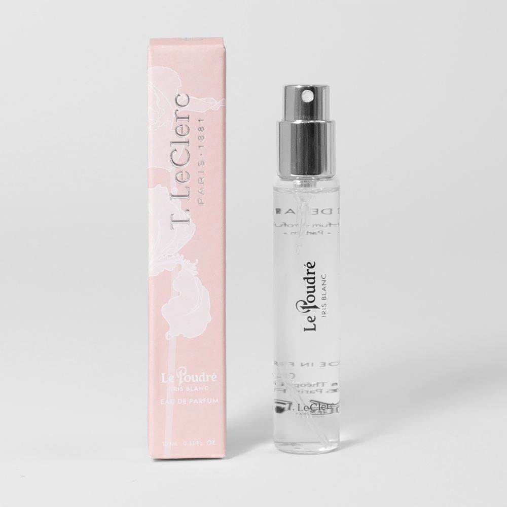 Een T. LeClerc Parfum Le Poudré Iris Blanc flesje naast de roze verpakking.