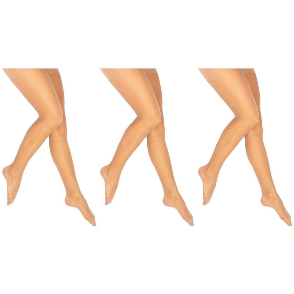 Trois jambes de femmes portant des bas couleur chair.