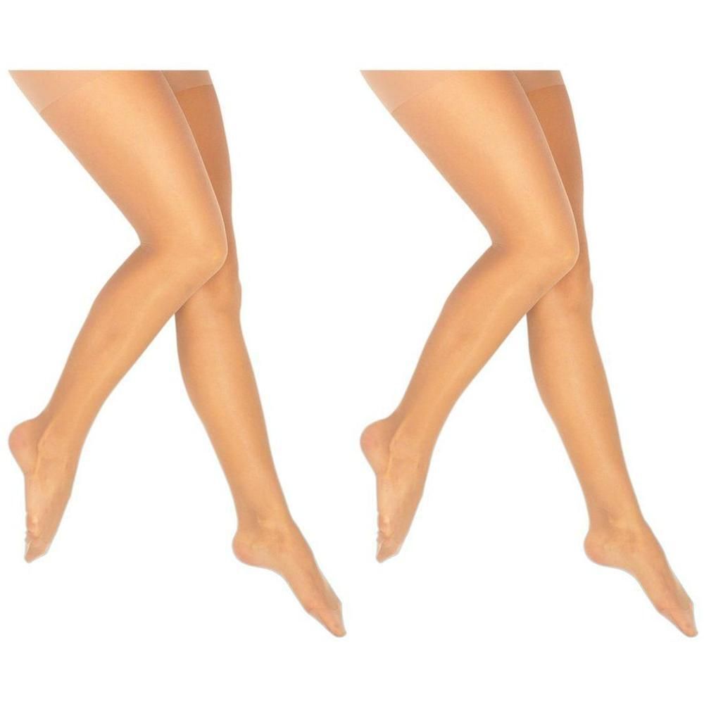 Twee vrouwenbenen in huidkleurige compressiekousen.