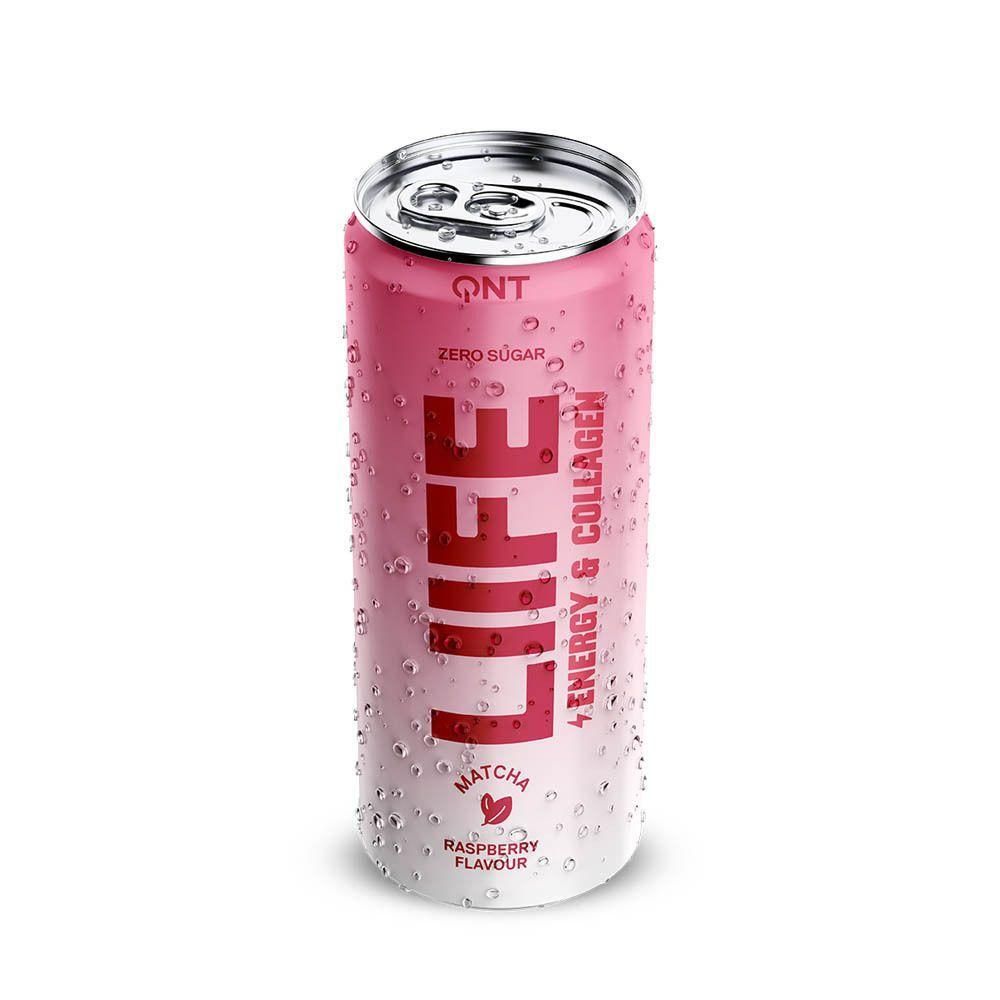 Trois canettes de boisson énergisante QNT LIFE Matcha Raspberry.