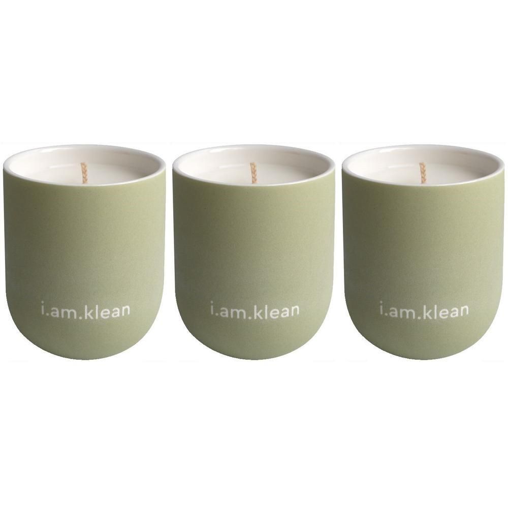 Trois bougies vertes dans un gobelet marqué "i.am.klean".