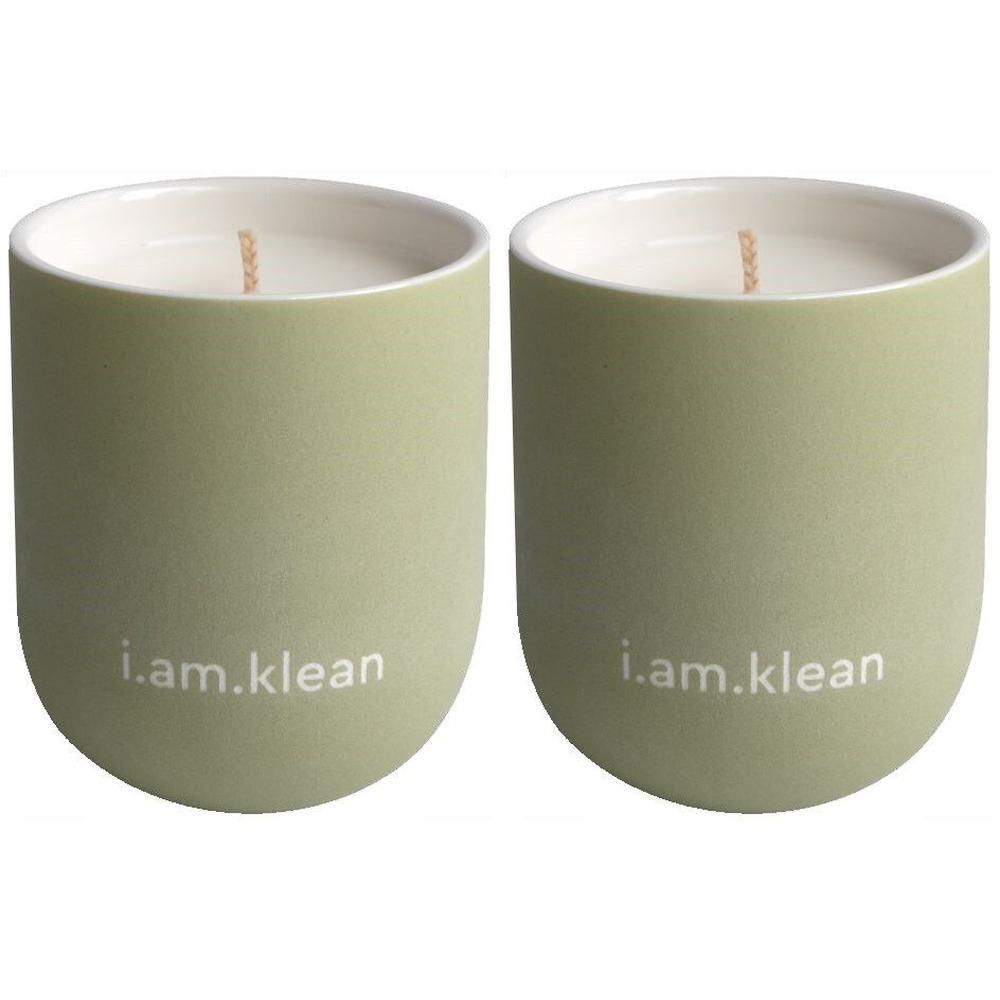 Twee lichtgroene kaarsen in keramische potten met het logo "i.am.klean".