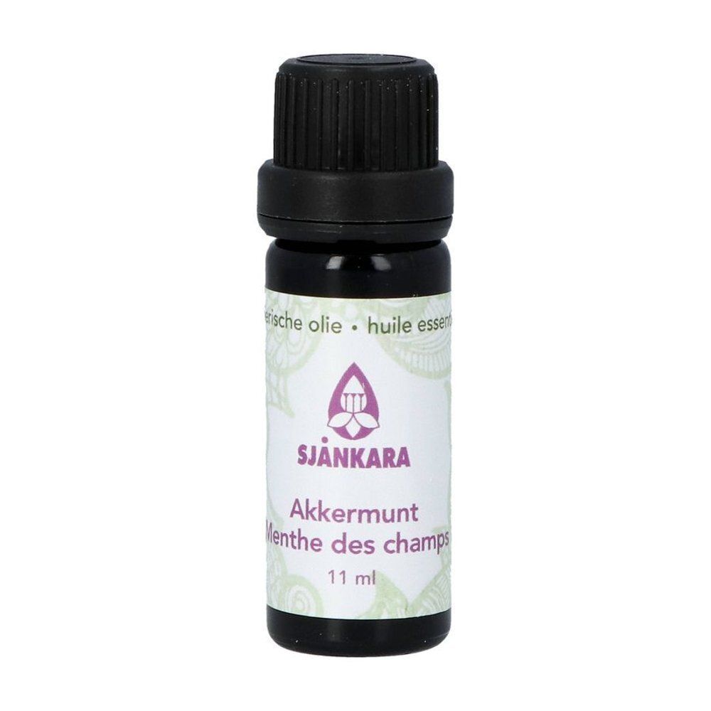 Een flacon Sjankara Akkermunt Essentiele Olie Bio. Donker glas met zwarte dop en etiket.