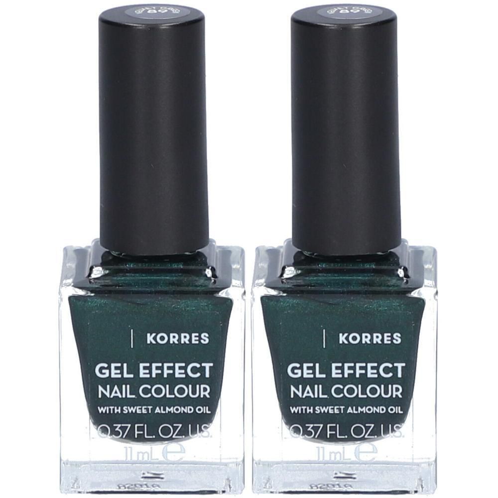 Twee flessen Korres Gel Effect nagellak in donkergroen. Transparante flesjes met zwarte doppen.
