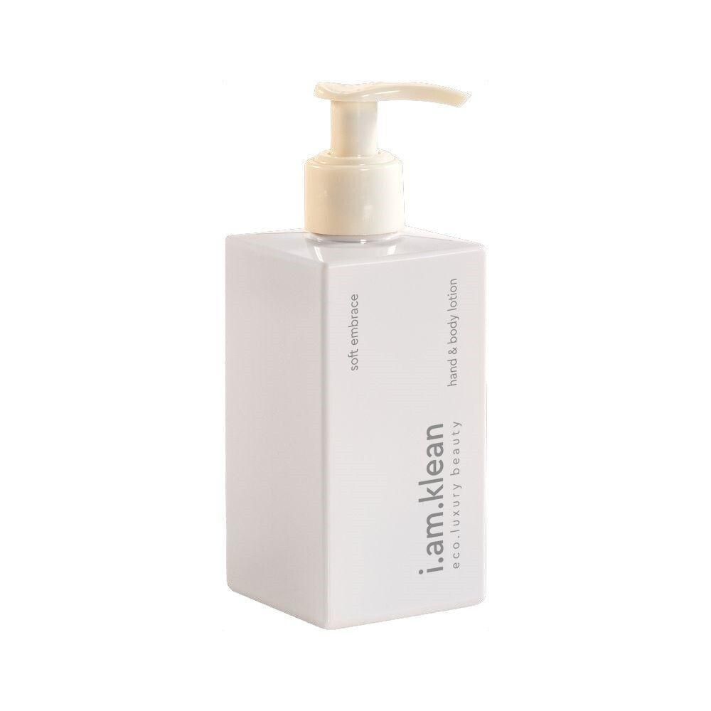 Flacon de lotion blanc avec pompe. Texte : 'i.am.klean', 'soft embrace', 'hand & body lotion'.
