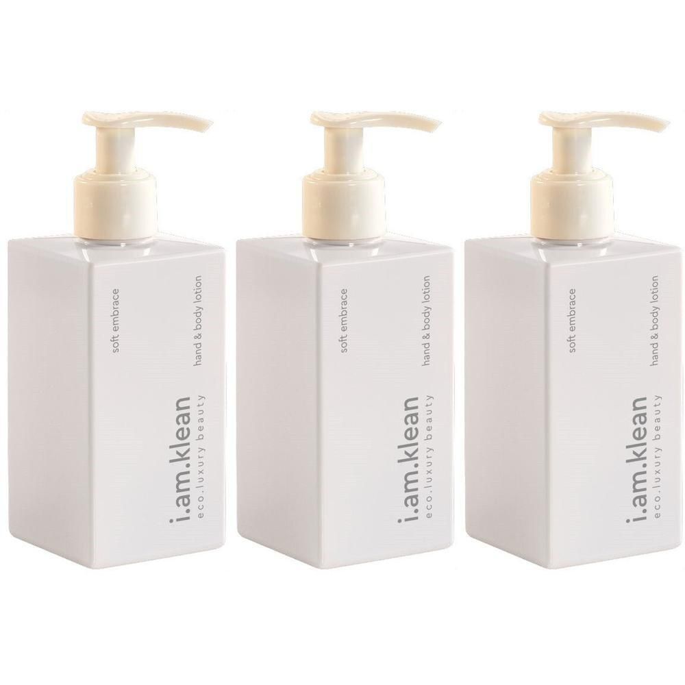 Trois flacons pompe blancs avec inscription 'i.am.klean hand & body lotion soft embrace'.