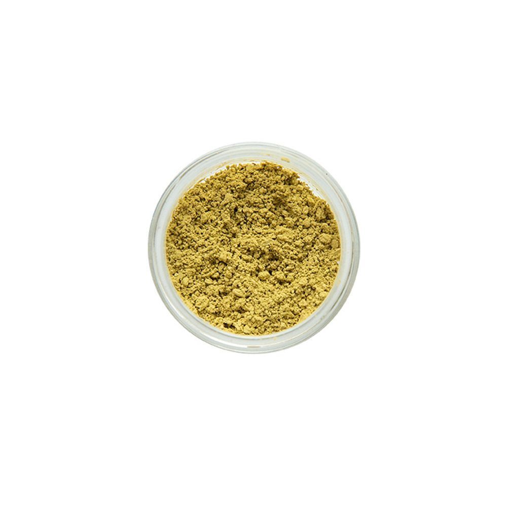 Un pot ouvert contenant de la poudre minérale jaune-verdâtre, vu de dessus.