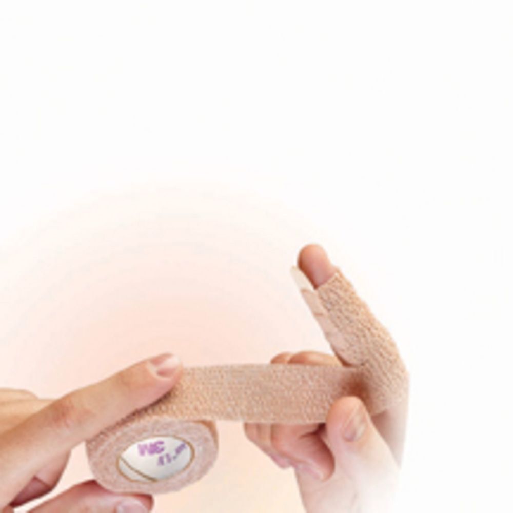 Mains enroulant le 3M Nexcare Athletic Wrap autour d'un doigt.