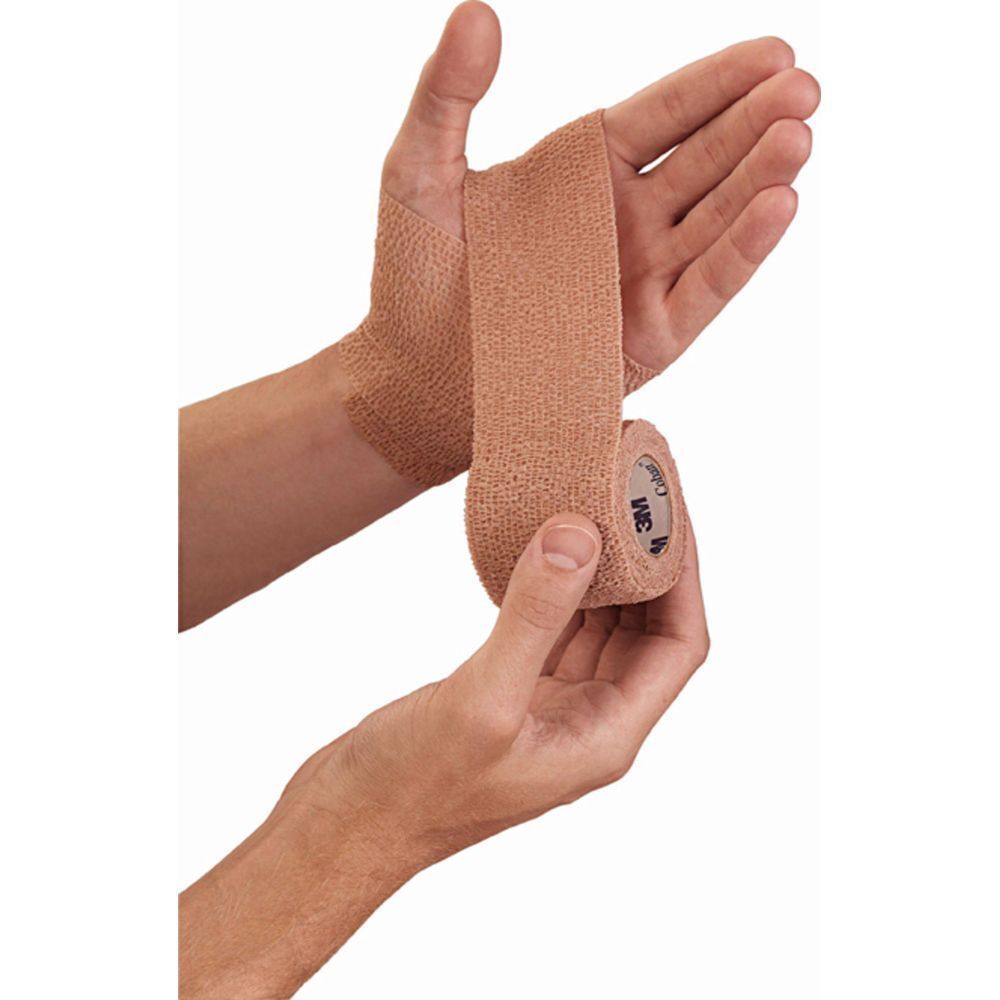 Handen wikkelen 3M Nexcare Athletic Wrap om een pols.