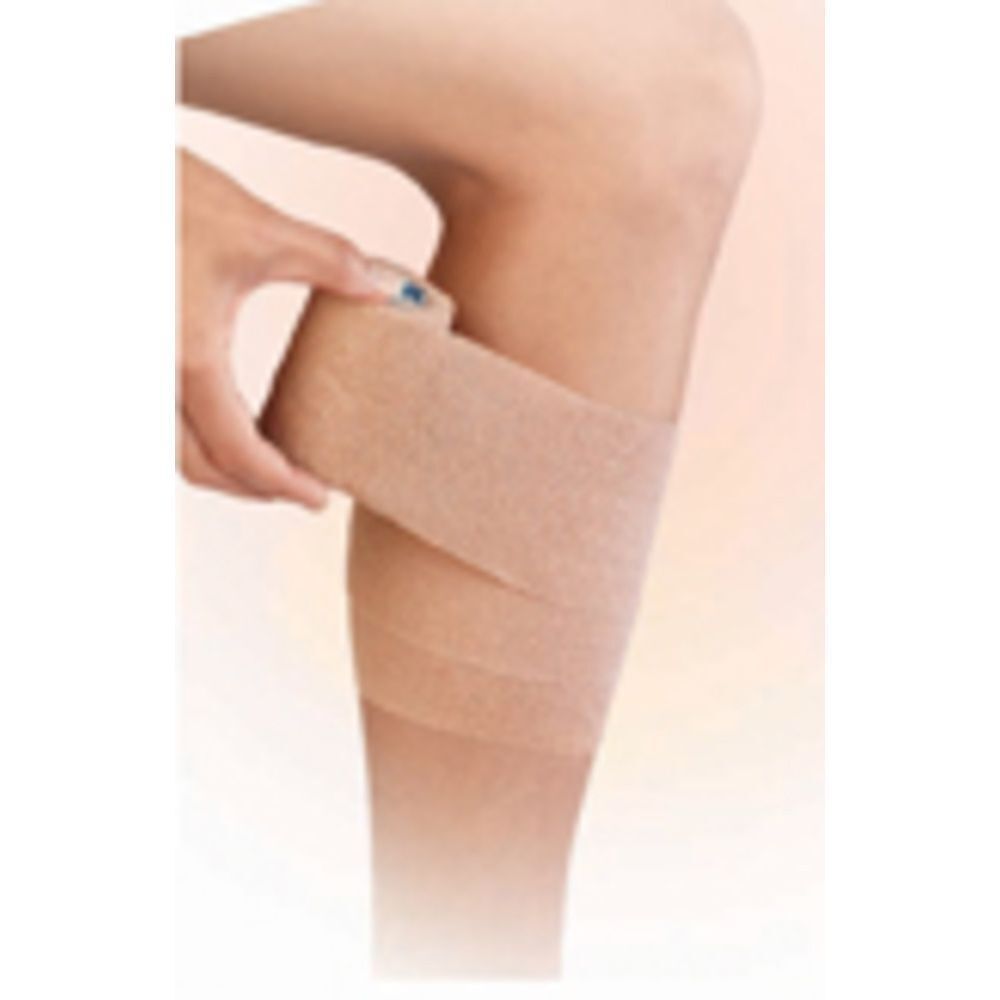 Une jambe est enveloppée avec le 3M Nexcare Athletic Wrap.